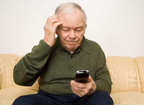 老年人变低头族 你爷爷奶奶玩朋友圈吗？