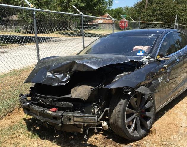 特斯拉自动驾驶再出事故：车主不起诉 保险公司想起诉